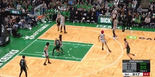 开云在线直播-瞄准镜还是高点好用!杰伦·布朗撤步迎着文班亚马超远三分再中